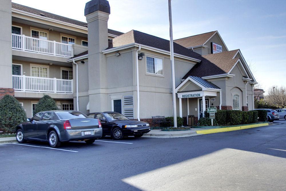 Intown Suites Extended Stay Greensboro Nc - Lanada מראה חיצוני תמונה