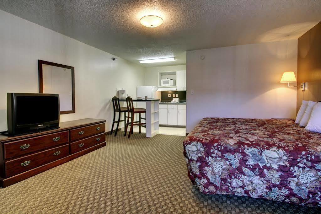 Intown Suites Extended Stay Greensboro Nc - Lanada מראה חיצוני תמונה