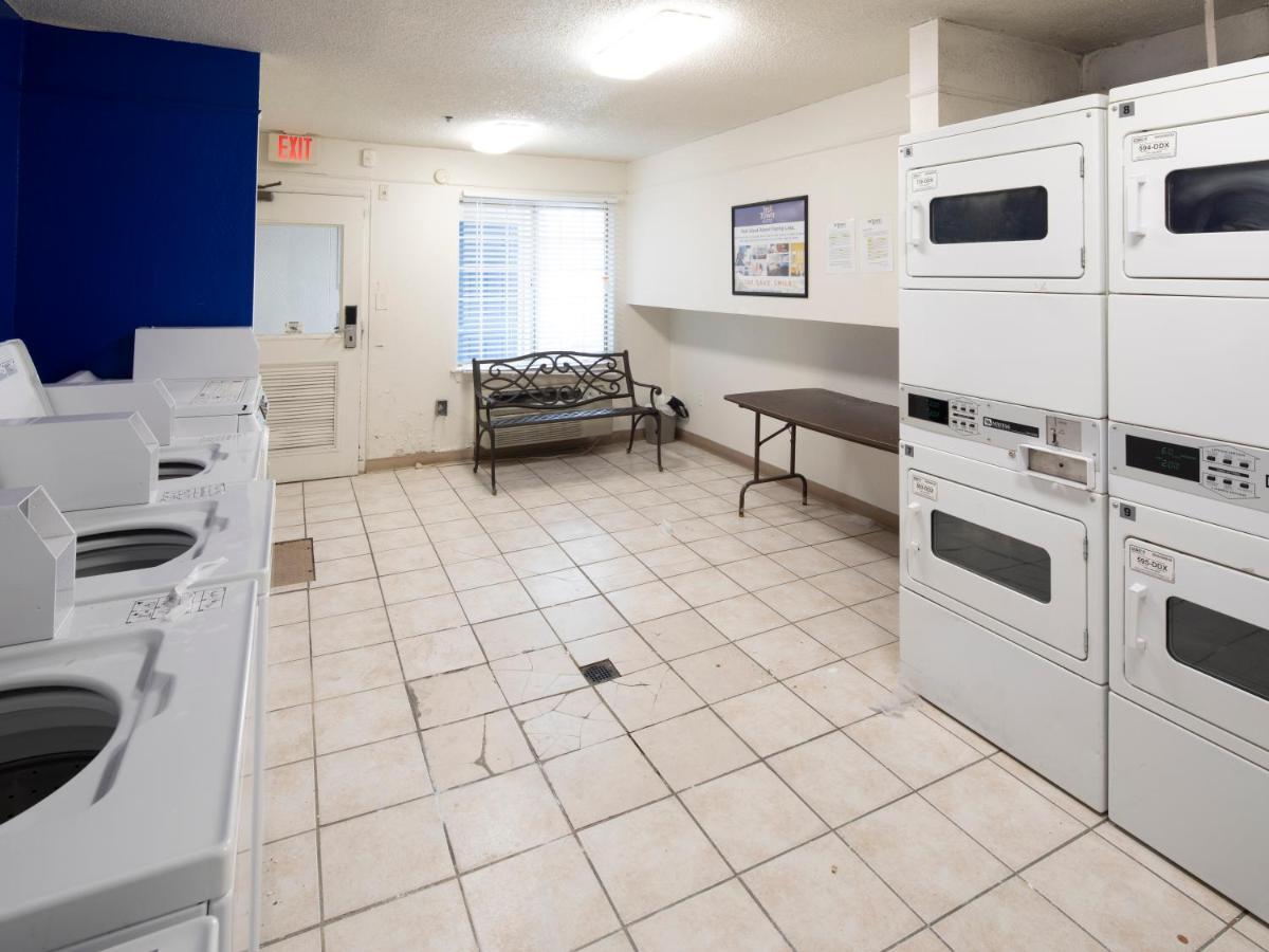 Intown Suites Extended Stay Greensboro Nc - Lanada מראה חיצוני תמונה
